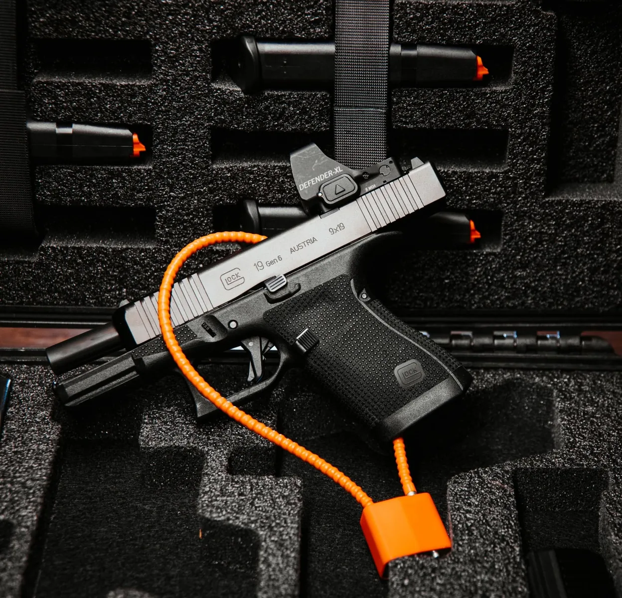 Pistola asegurada con cable de bloqueo en estuche